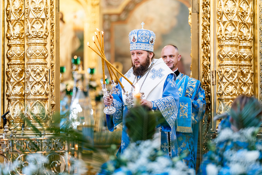 Архиерейское богослужение в праздник Успения Пресвятой Богородицы в Троицком кафедральном соборе Подольска